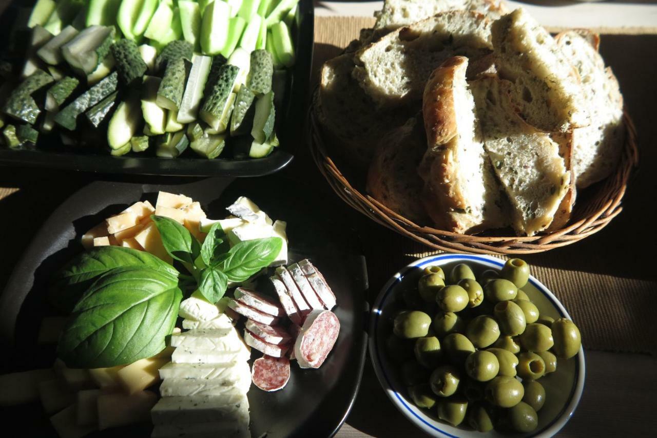 Krusati Mednieki Kalvene旅馆 外观 照片