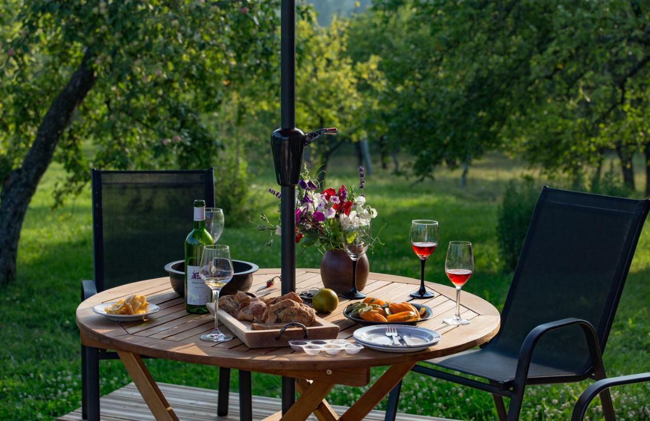 Krusati Mednieki Kalvene旅馆 外观 照片